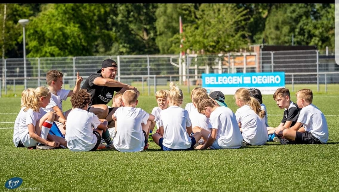 Voorburgse rugbyers trotseren hitte tijdens Tim Visser Jeugddag