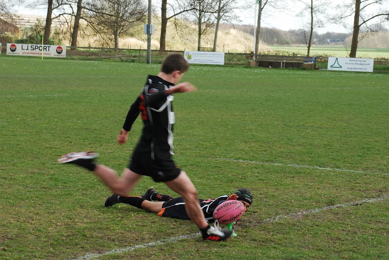 Barbarians vliegen hoog tegen the Hawks