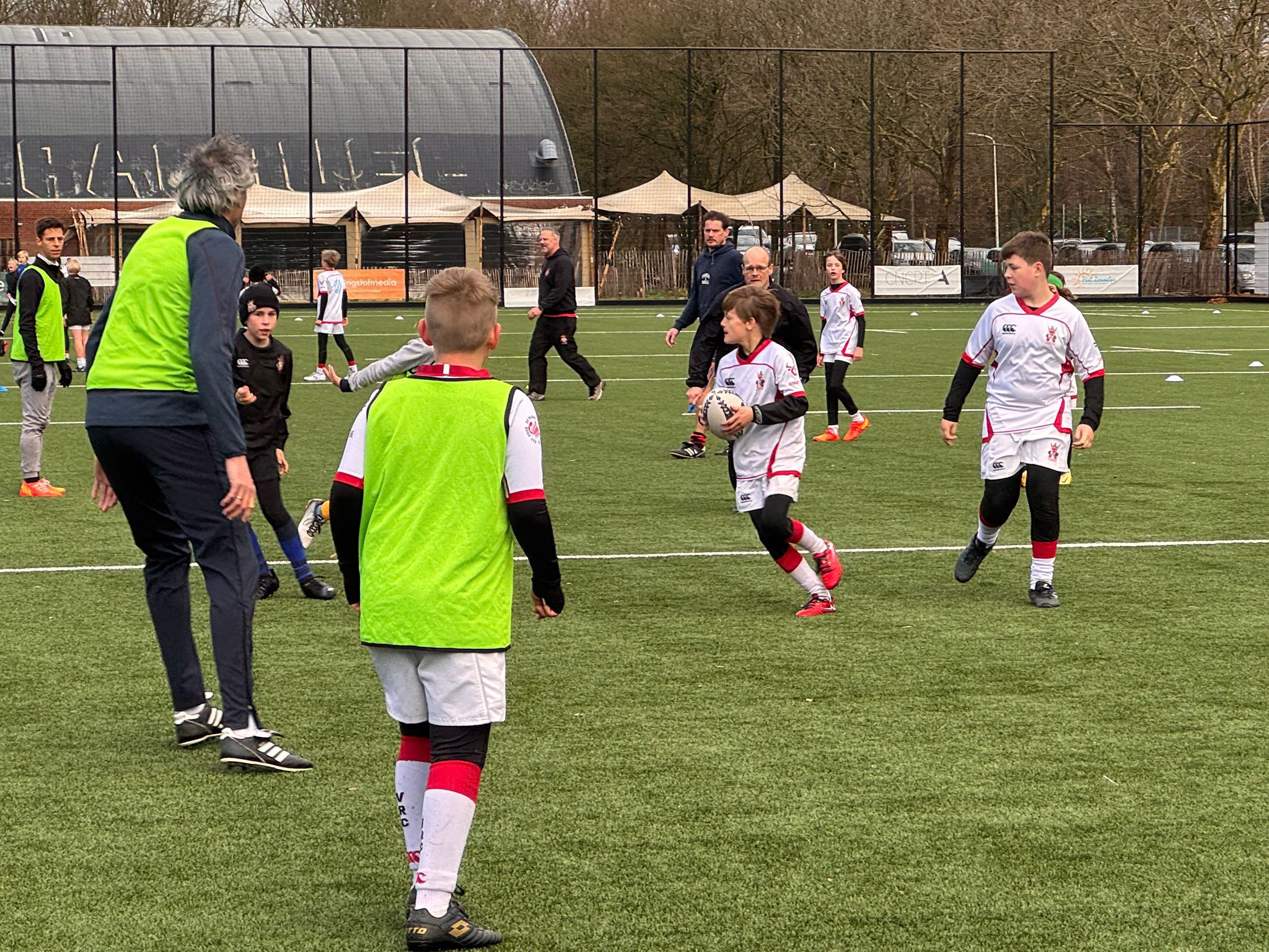 Mini’s leren hun ouders rugbyen